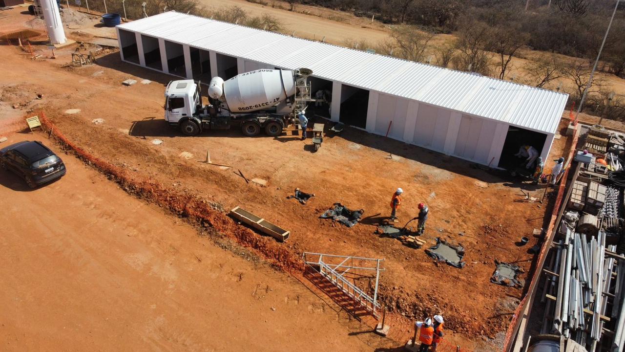 Vista aérea de galpão em construção