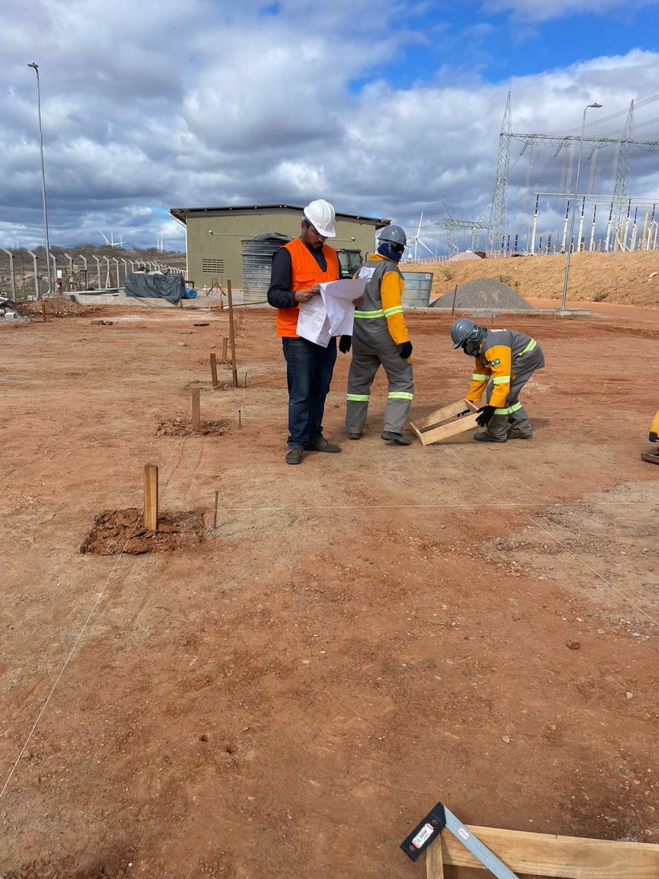 Engenheiro conferindo o projeto em campo